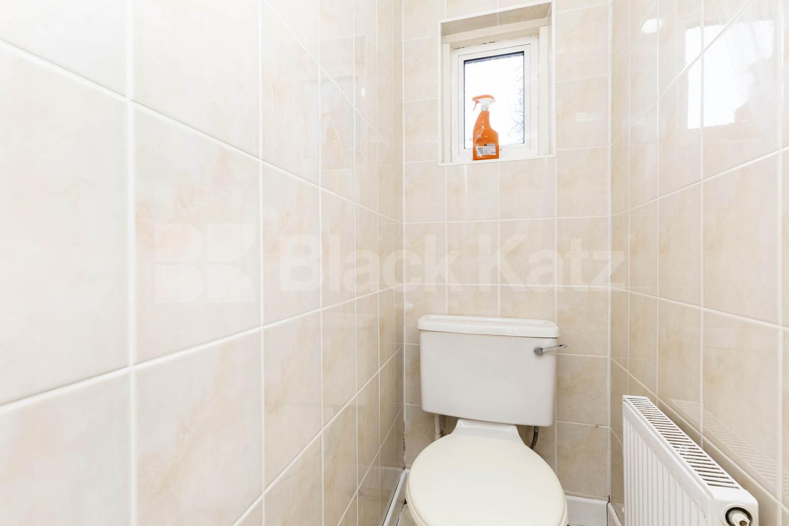 3 bedroom perfect for shares close to a Piccadilly line Sydney Road, Turnpike Lane 